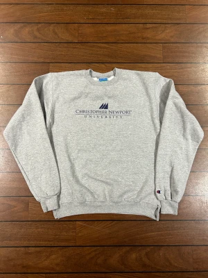 Champion Christopher Newport - Snygg vintage sweatshirt från champion i storlek M! Bara att skriva om du undrar över något🙏