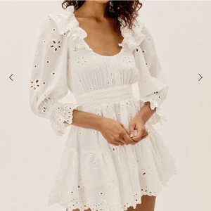 For love and lemons studentklänning  - PERFEKTA STUDENTKLÄNNING!! Säljer denna slutsålda klänning från for love and lemons som tyvärr är för liten för mig. Den har alla lapparna kvar och nypris ligger på runt 3000kr 💗💗 kan gå ner i pris vid snabb affär