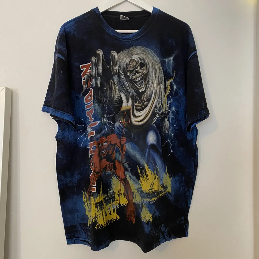 Vintage Iron Maiden T-shirt   Fruit of the loom  Från 2010  All over print. T-shirts.