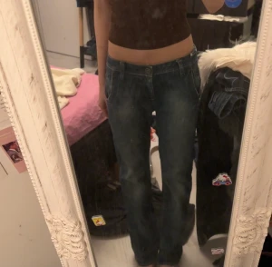 Gstar low waist jeans - midjan är runt 80 men det finns en sån i bilden att man kan drar ut på midjan om man vill ha större. Straight legs low rise 