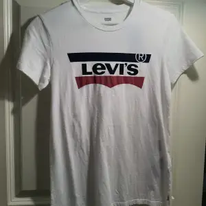 Helt ny vit Levis t-shirt. Lappen är kvar. Storlek XS