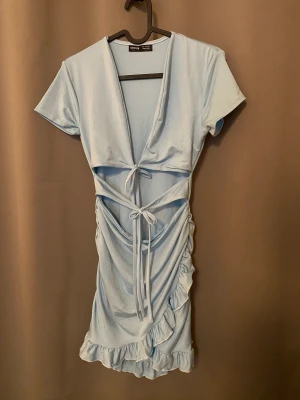 Blå klänning med knytning - Jätteskön klänning med knytningar på framsidan och slits längre ner 