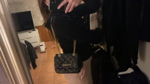 Äkta Valentino väska  - Äkta Valentino väska, väldigt fint skick, knappt använd, köparen står för frakten, bandet kan även göras längre om man vill de, säljs så billigt då jag har flera väskor och behöver bli av med så många så möjligt så jag kan köp en ny, köpt på zalando 