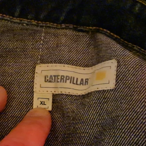 Caterpillar jeansjacka - Snygg caterpillar jeansjacka i storlek XL   Nypris 3400