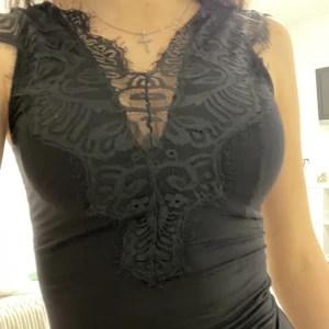 Spetstopp - Topp med spetsdetalj både fram och bak