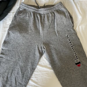 Mjukisbyxor - Jättesköna mjukisbyxor från Champion. Köpta på secondhand🖤 Strl S men sitter ”baggy” på mig som brukar ha strl M