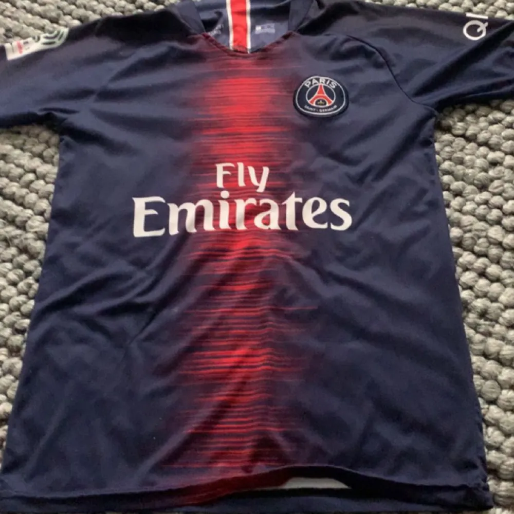 En blå mbappe tröja psg❤️💙🤍 nummer 29 på ryggen . T-shirts.