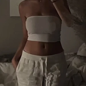 alobha linnebyxor - så fina linnebyxor från lova widerbergs egna märke alobha. använda fåtal gånger och är i nyskick. köpt för 599. pris kan sänkas vid snabbt köp 