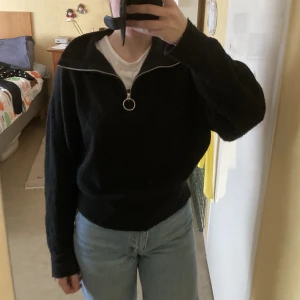 Stickad teöja - Fin stickad tröja med dragkedja i halsen. 