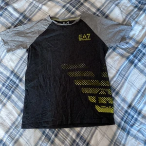 EA7 T-shirt  - EA7 T-shirt i fint sick