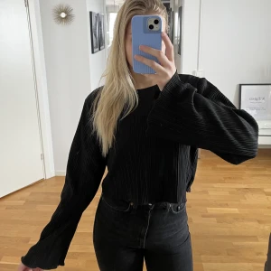 Topp från Gina Tricot  - Superfin plisserad topp, använd 1 gång! 
