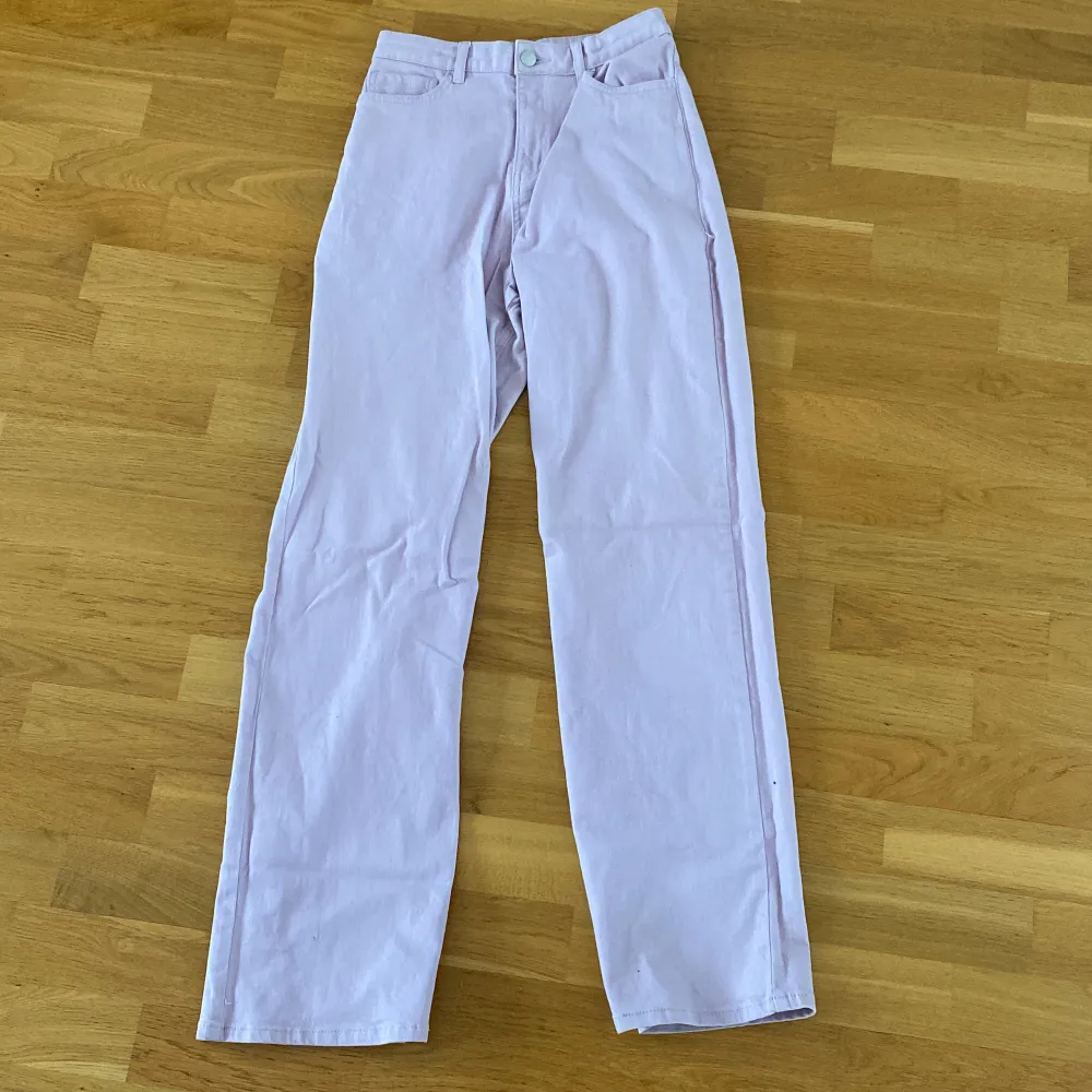 Det är ett par oanvända lila/rosa jeans. De är för barn men det passar vuxna med en liten storlek. De är 105 cm långa. Hoppas att någon tycker om de!💓🎸. Jeans & Byxor.