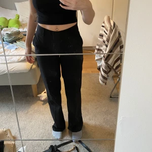 Lågmidjade kostymbyxor - Svarta Lågmidjade kostymbyxor💕säljer pga att dem tyvärr börjar bli för små💕perfekta i längden på mig som är 162 ungefär.