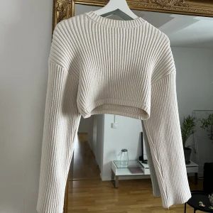 Croppad stickad tröja  - Superfin croppad stickad tröja köpt på chiquelle, använd fåtal gånger 