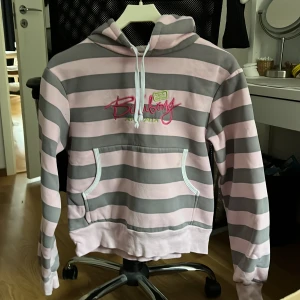Rosa/grå randig hoodie - En hoodie som är använt ca 2 gånger! Bra skick! Tvättas innan den skickas.