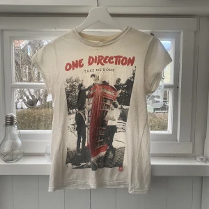 One direction T-shirt  - One direction T-shirt som är lite gul vit i färgen, har några få fläckar därav det billiga priset💕