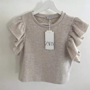 Säljer denna super snygga toppen från Zara 💓Sparsamt använd och är i väldigt bra skick! Finns inte längre att köpa på hemsidan! 💓