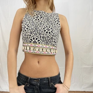 Sommartopp mönstrad - Så fin sommartopp med mönster och snäckor, har dragkedja där bak, stl xs/s