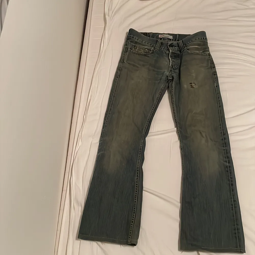Levis 512 bootcut skit nice fade har dock distressing under ena fickan och löngst ner annars är d bra cond. Jeans & Byxor.
