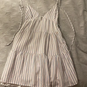 Lite volangklänning  - Randig volangklänning  