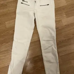 Vita fina hollister jeans, Lågmidja. Midjan: 24 Kortare i längd, använd fåtal gånger