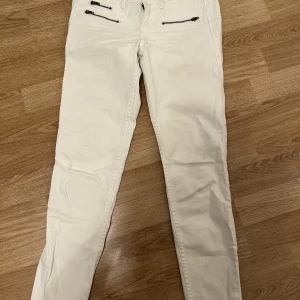 Vita hollister jeans, lågmidja  - Vita fina hollister jeans, Lågmidja. Midjan: 24 Kortare i längd, använd fåtal gånger