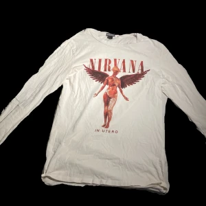 Långärmad tshirt  - En vit, långärmad bandtröja, nirvana in utero :) Väldigt frän, köpt second hand och är ändå inte i nyskick men fortfarande fin. L men funkar fint oversized på mig som S. Tveka inte på att be om mer bilder eller frågor!!  *TRYCK INTE KÖP NU