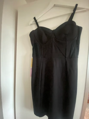 Klänning - Korsett klänning i fint skick från Hm. Storlek 40 men skulle säga att den är mer en S 💓priset går att diskutera 