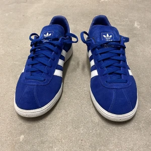Adidas München sneakers  - Klassiska Adidas München, mocka sneakers. Använda ett fåtal gånger toppskick! Strl 10UK/ 44 1/2EU.