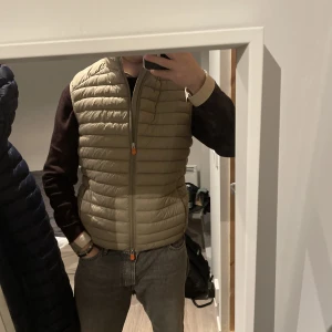 Save the duck väst - Tja, säljer nu min save the duck väst som knappt är använd.  Skick 10/10 då den knappt är använd och den ser ut som ny.  Köparen står för frakten. Priset är ej hugget i sten!! Kan vara väldigt snäll med priset om man är snabb och smidig. Skriv för bilder😊