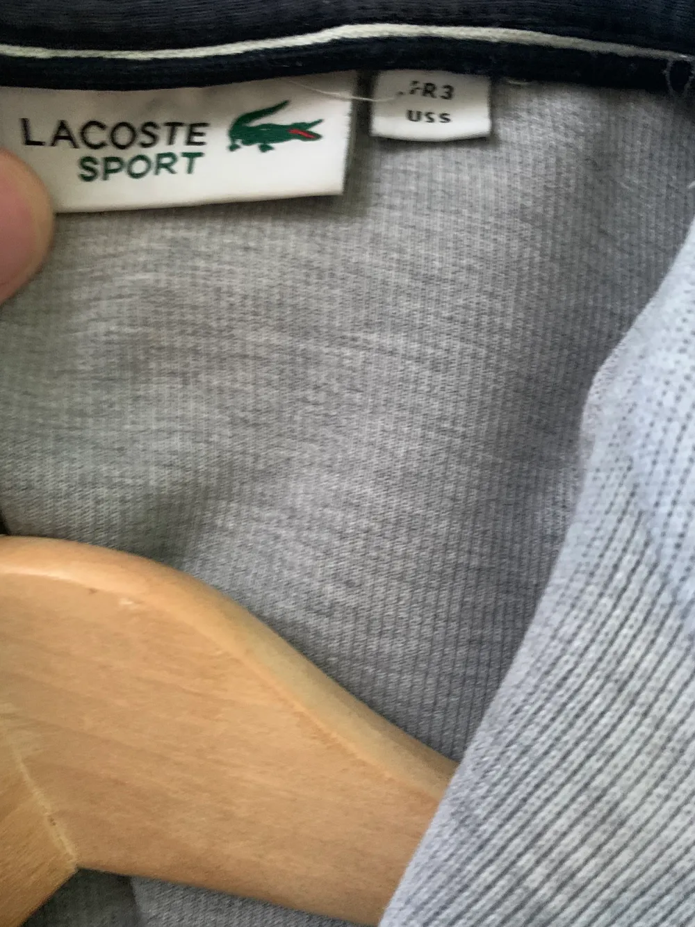 Säljer denna Lacoste half zip, bra skick och storlek S. Tröjor & Koftor.