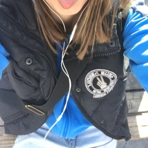 björn borg väst - skitcool björn borg dunväst som inte finns att köpa längre. den är välanvänd men i superbra skick då det inte finns några tecken på användning! den är köpt på killavdelningen men tycker den passar vem som helst. pris går absolut att diskutera!💕