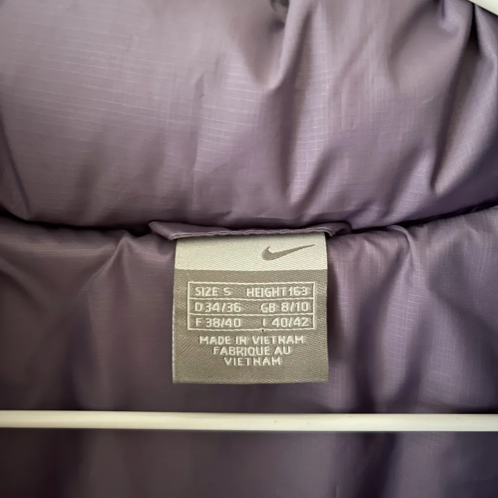 Nike pufferjacka i nyskick. Färgen är som på andra bilden. Skriv privat för frågor eller fler bilder💛. Jackor.