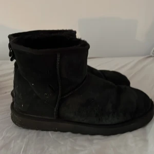 Uggs - Uggs ganska använda men skit sköna ändå  Ny pris 2000 Mitt pris 600kr