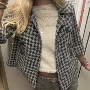 Trekvartsärmad jacka - Trekvartsärmad jacka! Säljer denna jacka🖤Första bilden är lånad av Selloutxx, resten är mina! 