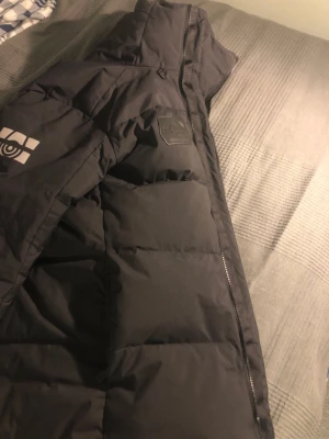 Sail racing jacka - Jackan är använd ett fåtal gånger så den är som helt ny. Ordinarie pris på jackan är 3699kr