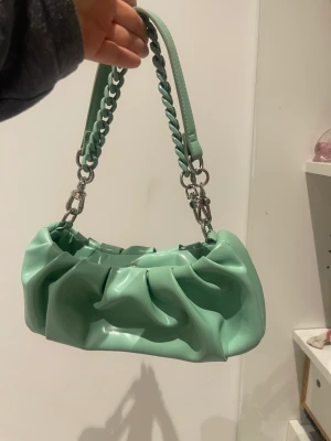 vintage axelväska - vintage axelväska i grönt, superfin, rymmer mycket i väskan med fack. Säljer billigt  pga rensar garderoben ❤️