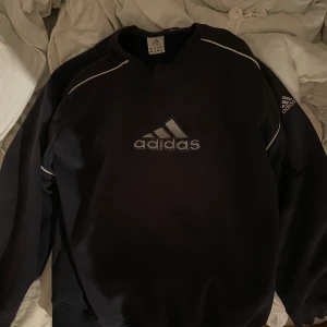 Vintage tröja - SUPER SNYGG sweatshirt från Adidas, fått av min mamma och är i bra och tjock kvalite. Strl M herr, frakt tillkommer 💖