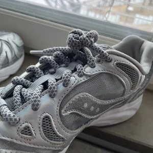 Tuffa sneakers - Säljer dessa riktigt feta Grid Azura 2000 lite chrome färgade. Otroligt sköna, samt har en lite studsig sula. Priset är ej hugget i sten.