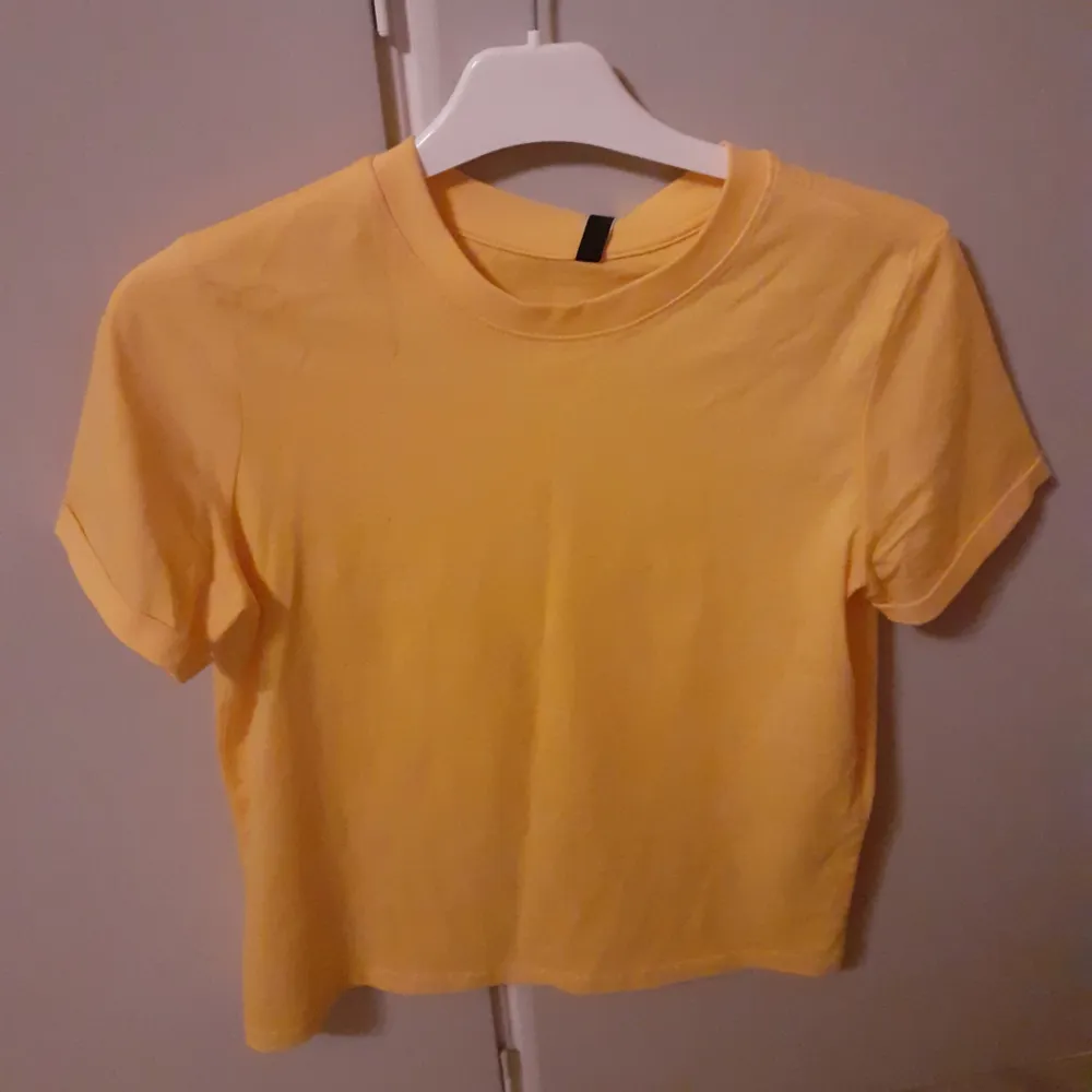 Säljer denna härliga somriga och gula tshirt från Zalando med märket Pieces för 40kr (ursprungspris 150 kr). Storleken är XS.  Den går ej att köpa. Prislapparna kvar.  . T-shirts.