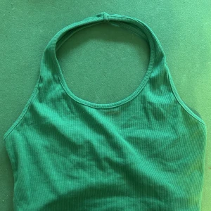 Grön Halterneck Topp - En grön fin halternecktopp! Endast testad, skickas tvättad! Köpt som XS men är mer S/M