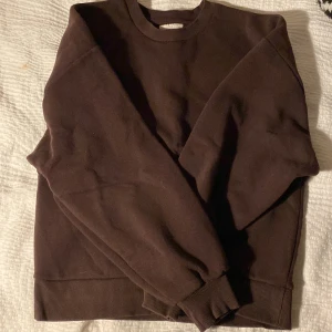 Brun tröja - En tröja från Gina tricot som ej kommer till användning. Bra skick.