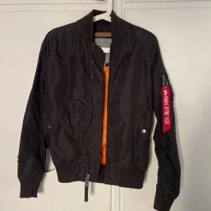 Alpha jacka svart - Svart Alpha bomber jacka i strl xs i nyskick. 