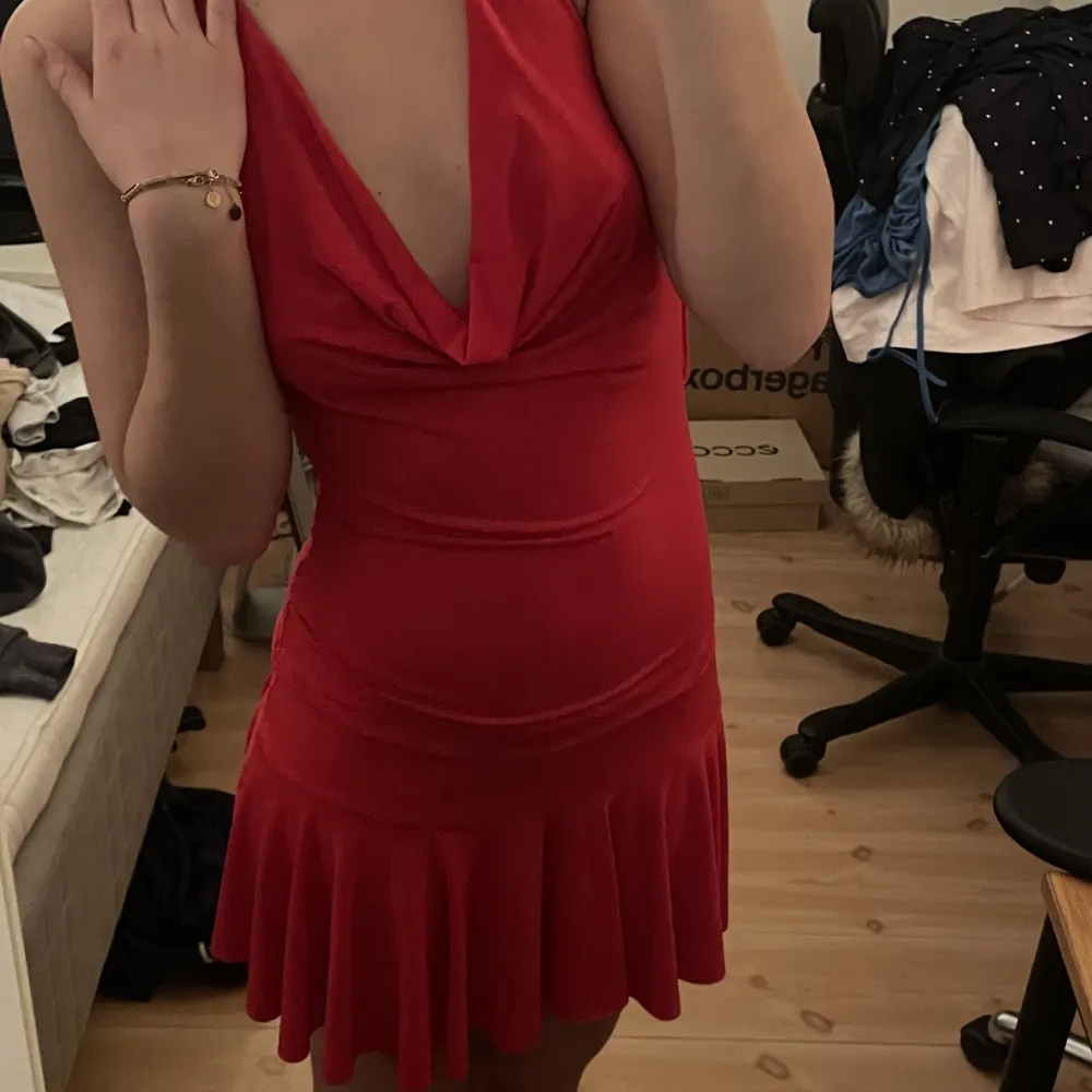 Röd klänning som har djup rygg☺️ super fin till fest och sommar! . Klänningar.