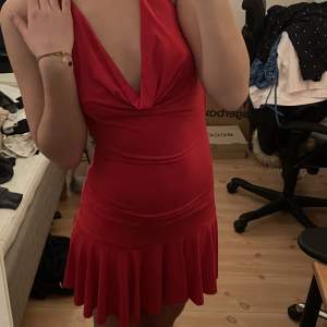 Röd klänning som har djup rygg☺️ super fin till fest och sommar! 