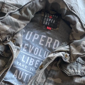 superdry  - köpte för 1500kr och säljer för 500kr❤️. Köparen står för frakten. Den är i storlek M men passar också mig som har S. Peis kan också diskuteras  ❤️