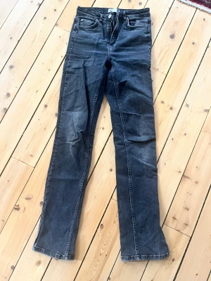 Jeans från Zara  - Snygga ”svarta” i bra skick. 