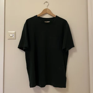 Dedicated t-shirt - T-shirt från dedicated i storlek M i mörkgrön. Grymt skick och är använd kanske 1-2 gånger. Nypris 499kr. Köpare står för frakt. Skriv om du har funderingar🙌