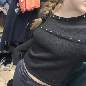 Cool långärmad - Skit snygg svart långärmad med nitar💕 Sitter perfekt med lågmidjade jeans och nu till våren 