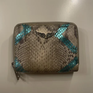 Zadig voltaire plånbok - Säljer denna så fina zadig plånboken som nästan aldrig kommit till använding. Super rymlig och bra!